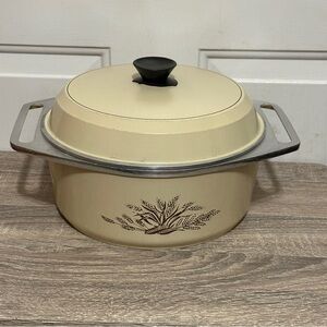 Dutch Oven Club Aluminum Stock Pot 4 Quart with Lid Almond Harvest Wheat Vintage